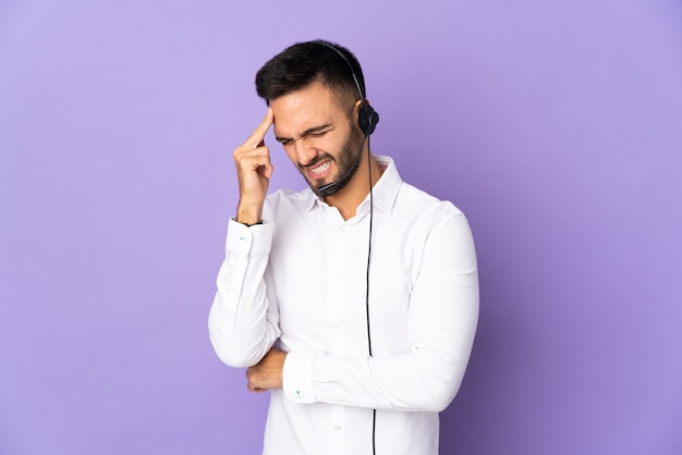 Homme de télévendeur travaillant avec un casque isolé