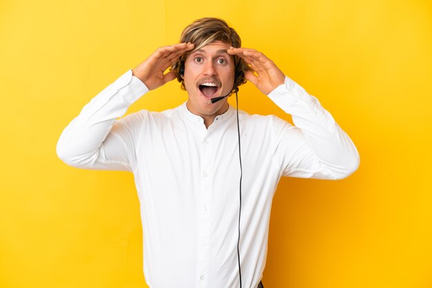 Homme de télévendeur travaillant avec un casque isolé