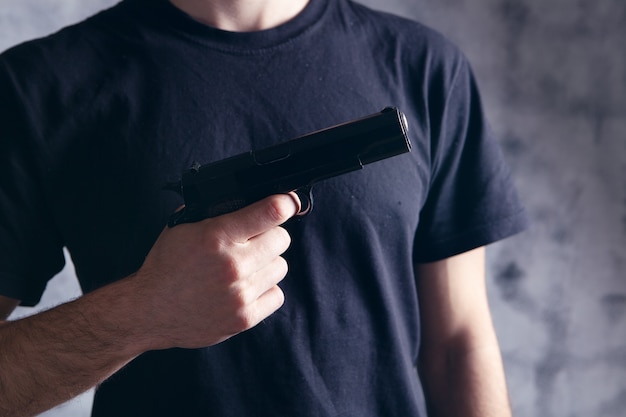 Homme tenant une arme à la main