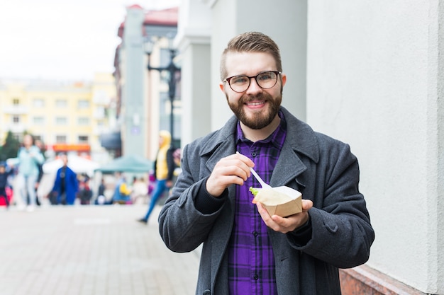 Homme tenant une assiette unique avec un délicieux falafel de cuisine juive traditionnelle à base de pois chiches au festival de la cuisine de rue.