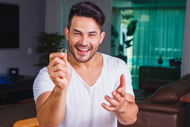 Homme tenant la bague de mariage à la main. Concept de demande de rendez-vous ou de mariage