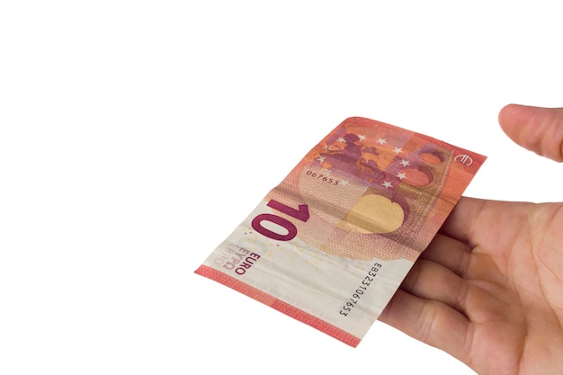 Homme tenant des billets en euros sur fond blanc.