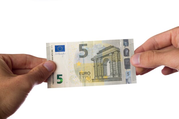 Homme tenant des billets en euros sur fond blanc.