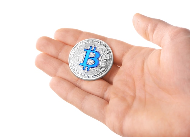 Homme tenant bitcoin argent sur blanc