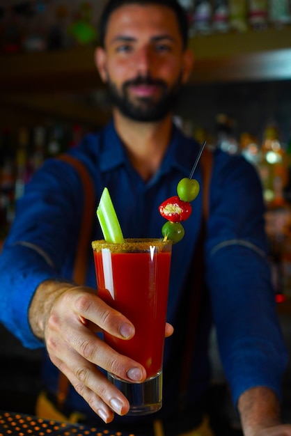 Photo un homme tenant une boisson avec un poivre vert dessus