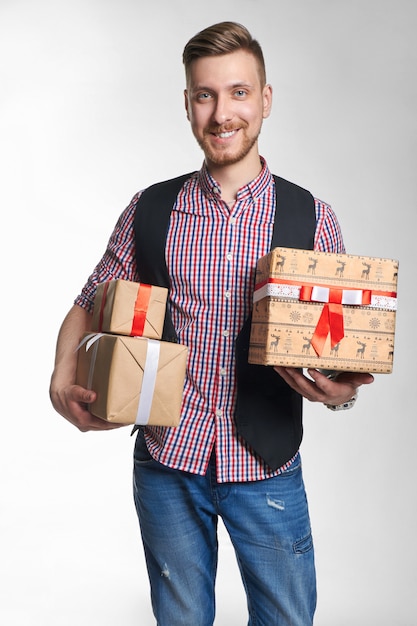 Homme tenant la boîte avec des cadeaux de Noël en mains.