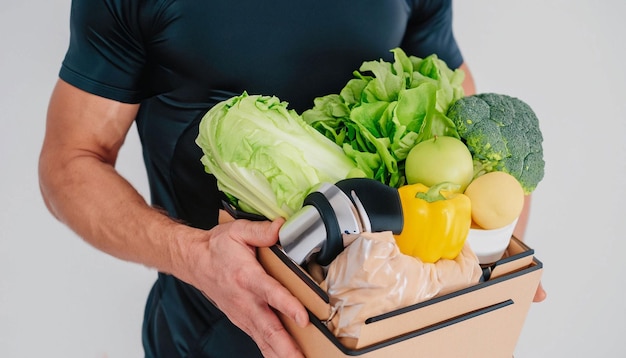 Un homme tenant une boîte de légumes et une boîte de nourriture.