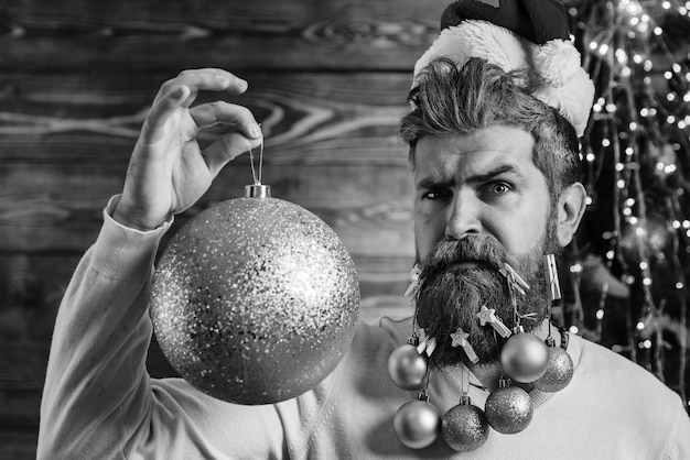 homme tenant une boule de paillettes de Noël