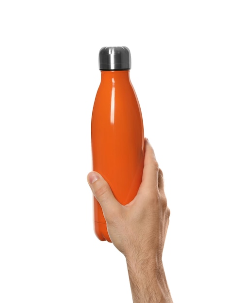 Homme tenant une bouteille thermos orange sur fond blanc gros plan