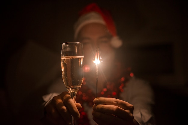 Homme tenant un brillant fête de noel de Noël à la main. la main de l&#39;homme tenant un sparkler pendant Noël