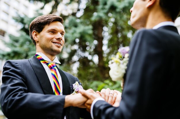 Photo homme tenant une caméra alors qu'il est assis à l'extérieur