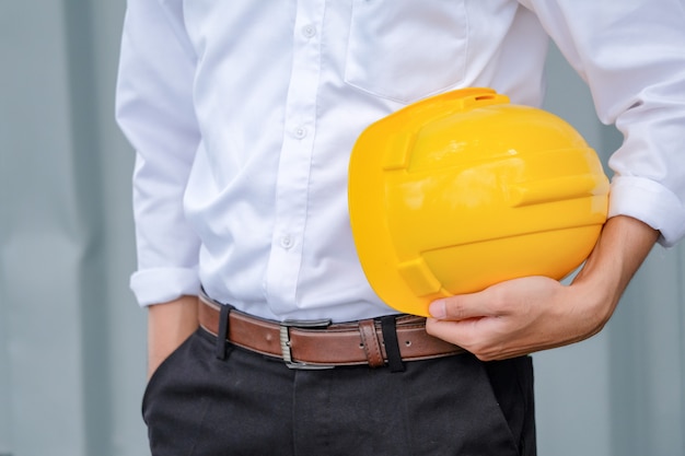 Homme tenant un casque jaune se bouchent