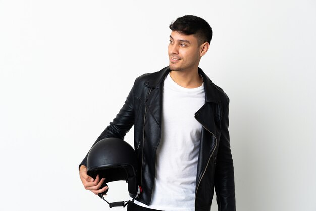 Homme tenant un casque de moto