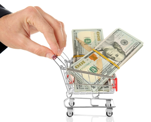 Homme tenant un chariot de supermarché avec des billets de banque en dollars isolés sur du blanc