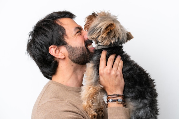 Homme tenant un chien isolé sur fond blanc