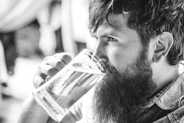 Photo homme tenant une chope de bière hipster barbu détient de la bière artisanale en bouteille hipster relaxant au pub pubs de bière un