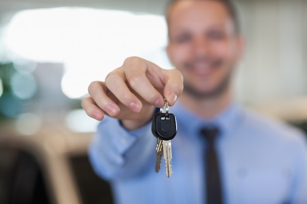 Homme tenant des clés de voiture par le bout des doigts