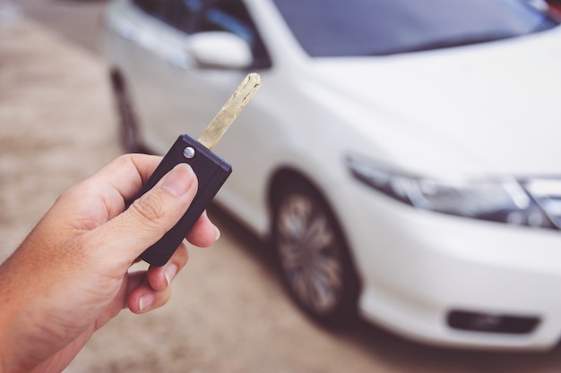 Homme tenant des clés de voiture avec voiture