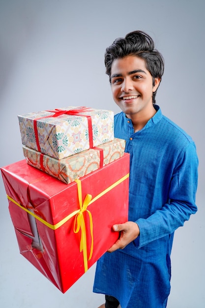 Homme tenant des coffrets cadeaux et une lampe pendant le festival de Diwali