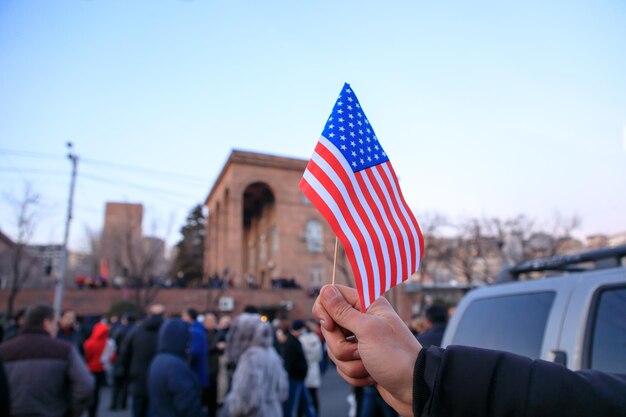 Homme tenant le drapeau américain dans la manifestation