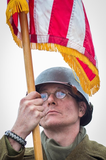 Un homme tenant un drapeau.