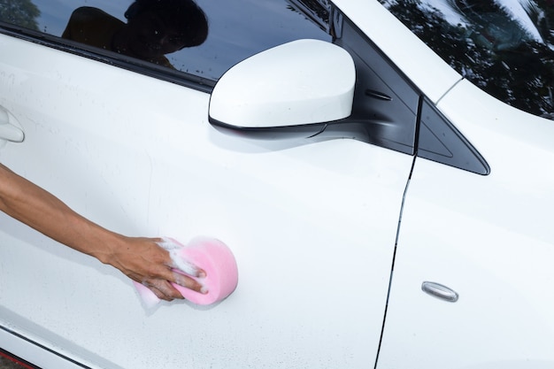 Homme Tenant Une éponge Pour Laver Une Voiture Blanche