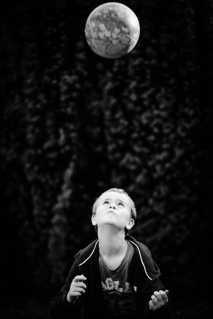 Photo un homme tenant une femme qui regarde vers le haut.