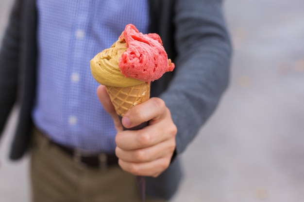 Homme tenant une glace dans la rue