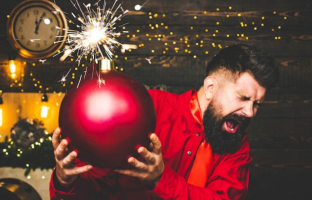 Homme tenant une grosse boule de Noël