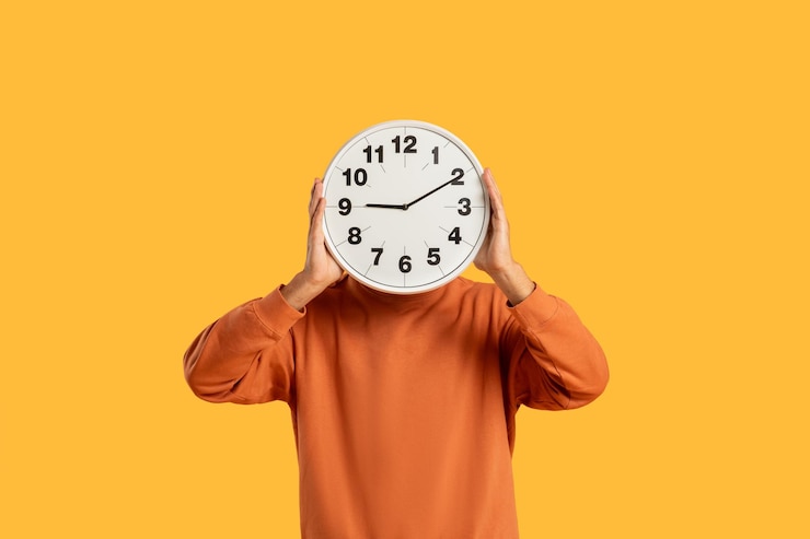 Photo un homme tenant une horloge devant son visage.