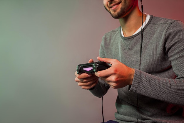 Homme tenant un joystick et jouer à un jeu virtuel