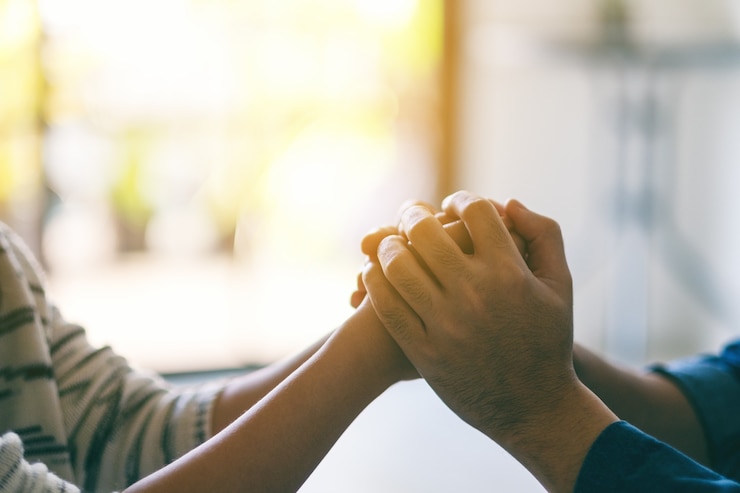 Photo un homme tenant les mains d'une femme pour montrer de l'amour et des soins