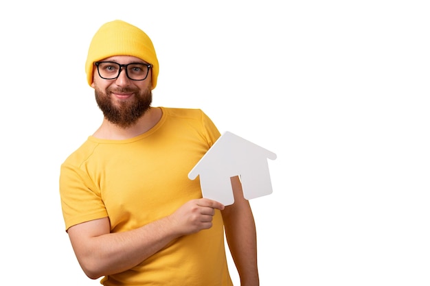 homme tenant maison isolée sur fond blanc concept de prêt hypothécaire