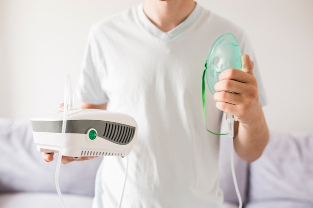 Photo homme tenant le nébuliseur d'asthme dans les mains