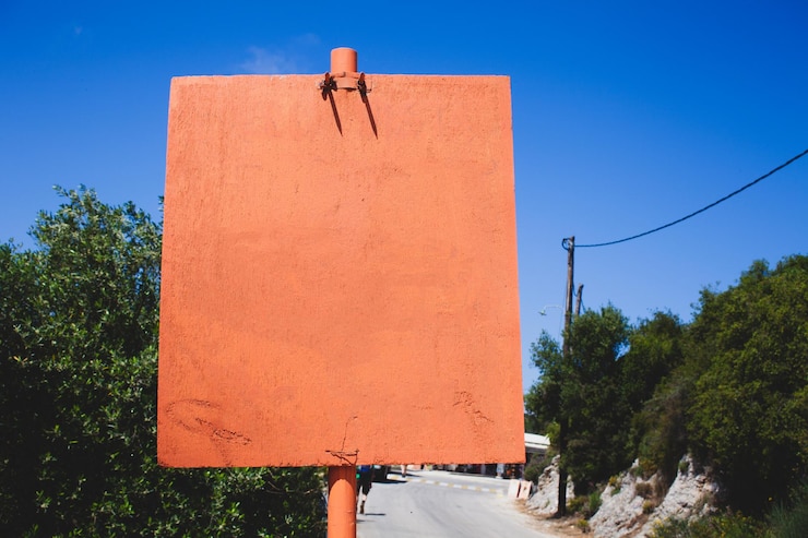 Photo un homme tenant un parapluie contre un ciel orange