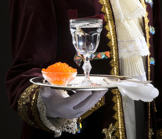 Photo un homme tenant un plateau de nourriture avec un verre d'eau