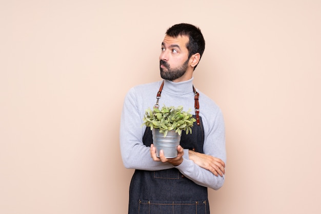 Homme tenant un portrait de plante