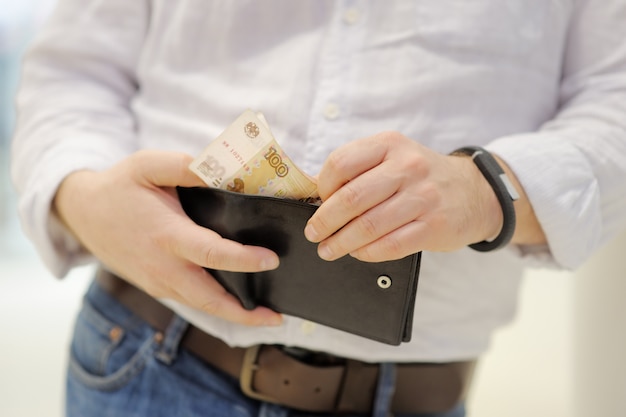 Homme Tenant Un Sac à Main Avec Du Papier-monnaie Russe (roubles)