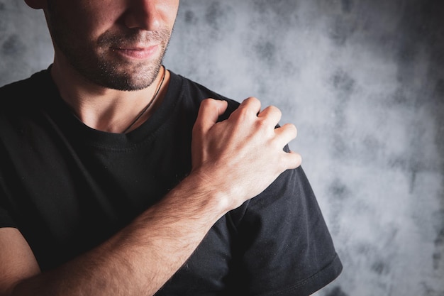 Homme tenant ses épaules douleur à l'épaule