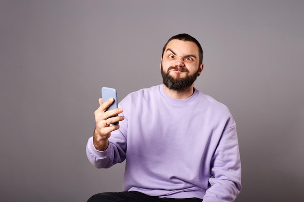 Homme tenant un smartphone dans les mains faisant un appel vidéo Communication en ligne Enregistrement vidéo ou traduction de la vie