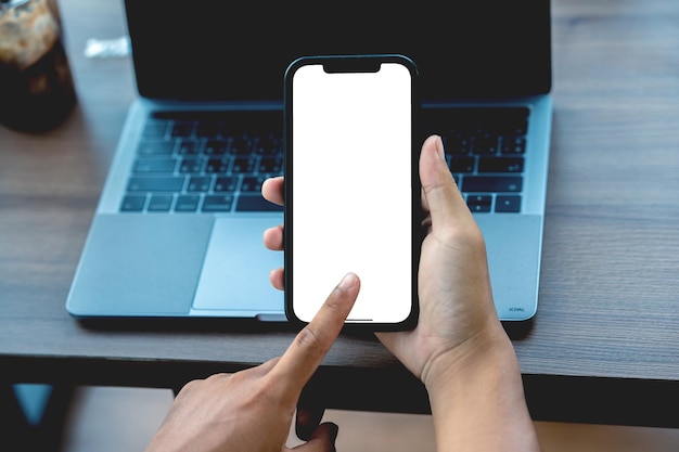 Homme tenant un smartphone avec un écran blanc simulé
