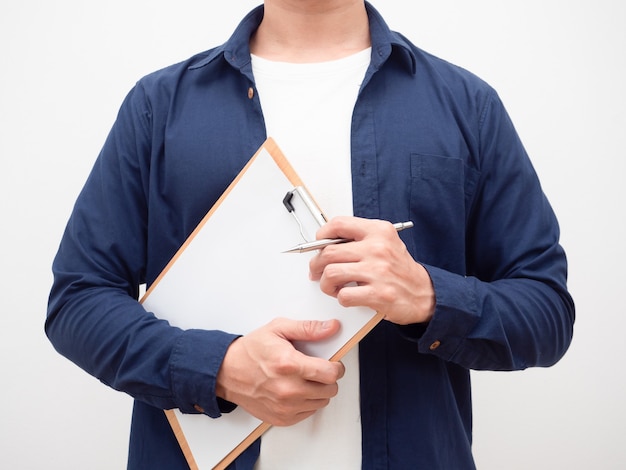 Homme tenant un tableau de bord et un stylo dans son coup de recadrage à la main