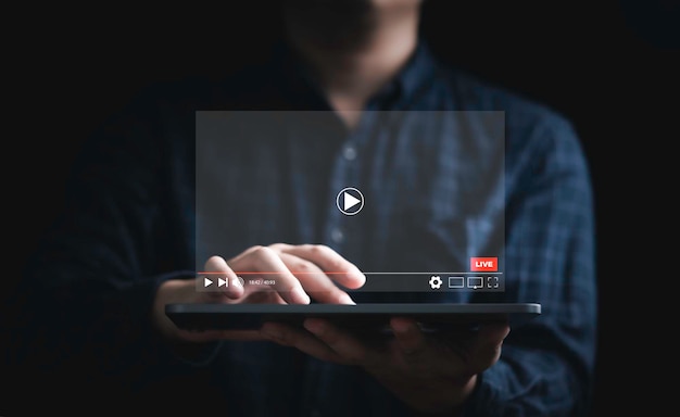 Photo homme tenant une tablette et regardant la diffusion en direct pour le streaming vidéo sur internet et le concept de technologie multimédia