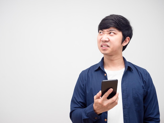 Homme tenant un téléphone portable en colère en regardant l'espace de copie fond isolé blanc