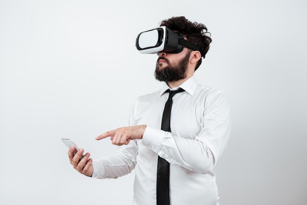 Homme tenant un téléphone portable portant des lunettes Vr et pointant sur les mises à jour récentes avec un doigt Homme d'affaires ayant des lunettes de réalité virtuelle Téléphone portable et présentant une nouvelle idée