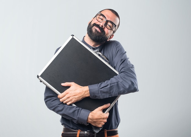 Homme tenant une valise