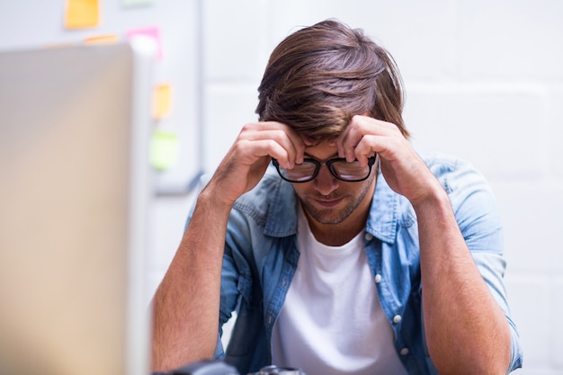 Homme tendu au bureau