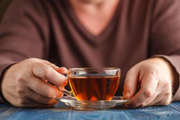 Homme tenir une tasse de thé chaud