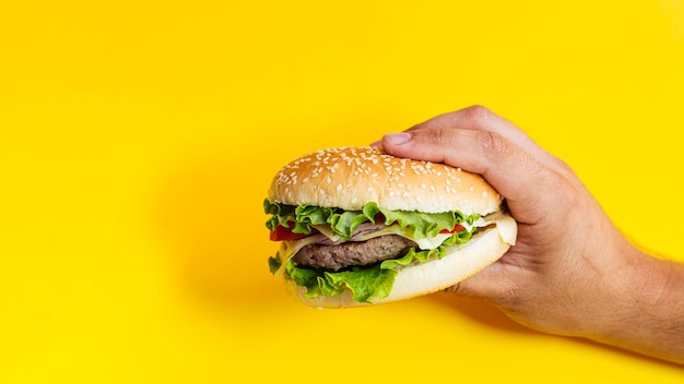 Homme, tenue, burger, devant, jaune, fond