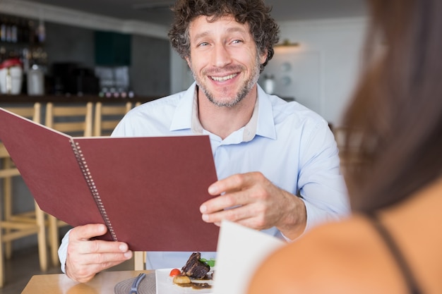 Homme, tenue, carte menu, et, sourire